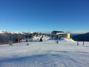 een groep mensen die skiën op een besneeuwde helling bij Apartment Albaré Residence in Marilleva