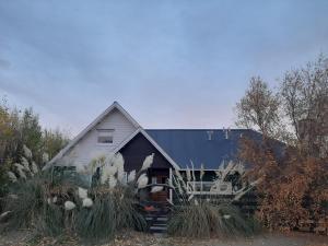 埃爾卡拉法特的住宿－Casa Glaciar Patagonia，黑色屋顶的白色房子