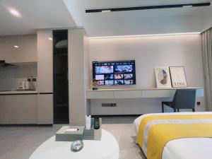 TV a/nebo společenská místnost v ubytování Canopy Executive Apartments - Liuxian Cave Headquarters