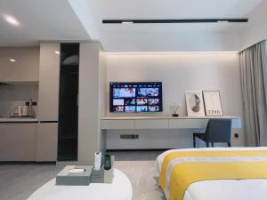 TV a/nebo společenská místnost v ubytování Canopy Executive Apartments - Liuxian Cave Headquarters