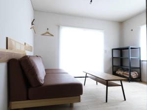 un soggiorno con un divano e un tavolino da caffè di Renewal Open! 【urban’s camp fuji】ウッドデッキでBBQ可！新装別荘！ a Fujiyoshida