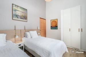 1 dormitorio con 2 camas con sábanas blancas en The Dream of Playa Coronado en Playa Coronado