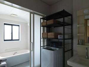 bagno con frigorifero, lavandino e finestra di Renewal Open! 【urban’s camp fuji】ウッドデッキでBBQ可！新装別荘！ a Fujiyoshida