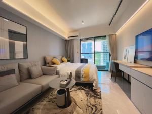 um quarto de hotel com uma cama e um sofá em Canopy Executive Apartments - Liuxian Cave Headquarters em Shenzhen