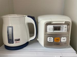 a coffee maker and a toaster sitting on a shelf at マルチステイ大阪心斎橋 in Osaka