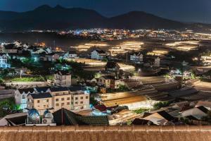 a view of a city at night at Miền Sương Khói - Home & Café in Khu Chi Lăng