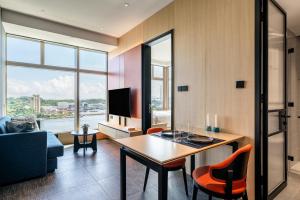 香港的住宿－TOWNPLACE WEST KOWLOON，客厅配有桌子和沙发