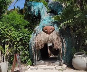 duży posąg dużego zwierzęcia z twarzą w obiekcie Pal Mar Glamtainer Tulum w mieście Tulum