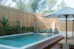 Bazén v ubytování The Gili Beach Resort nebo v jeho okolí