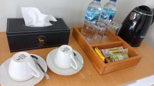 een tafel met een theeset en een doos water bij Mountain Ecolodge in Gubukklakah