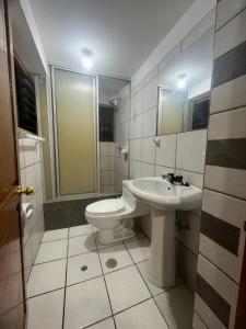 een badkamer met een toilet en een wastafel bij Temporary departament in Cuzco