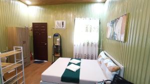 Cette petite chambre comprend un lit et une fenêtre. dans l'établissement Malaybalay Air’bnb Travellers Inn, à Malaybalay