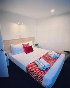 Katil atau katil-katil dalam bilik di Wylie Court Motor Lodge