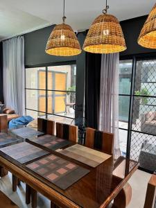 uma sala de jantar com uma mesa e algumas luzes em 17 Riada Villa em San Juan