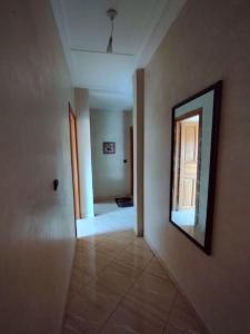 Apartment suitable for families في إيموزار دو كاندار: ممر فارغ مع مرآة على الحائط