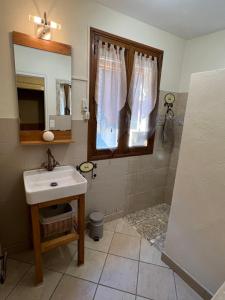 Kúpeľňa v ubytovaní La Dorbluche duplex apartment 10-11 person