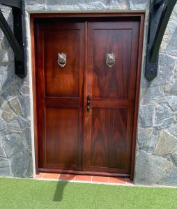 - une porte en bois dans un bâtiment en pierre dans l'établissement Héritage créole 4 - Mazurka, à Sainte-Luce