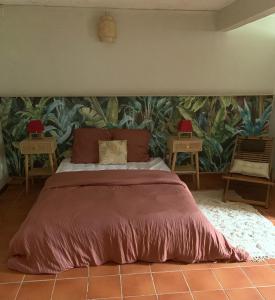 Schlafzimmer mit einem Bett mit einer roten Bettdecke in der Unterkunft Héritage créole 4 - Mazurka in Sainte-Luce