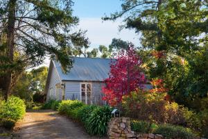 a house with a garden in front of it at Illoura in Hepburn Springs