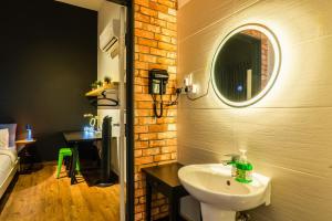 uma casa de banho com um lavatório e um espelho em Manhattan Theme Suite by Nest Home at Austin Heights em Johor Bahru