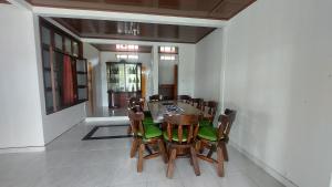 a dining room with a table and chairs at Centro Vacacional Campo Alegre in Guamal