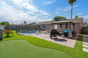 un patio trasero con piscina y cenador en Resort-style home with pool in Phoenix minutes from State Farm Stadium!, en Phoenix