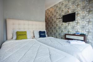 Postel nebo postele na pokoji v ubytování Urbanview Resort Syariah Khansa Cisarua Puncak by RedDoorz + 37 fotografií