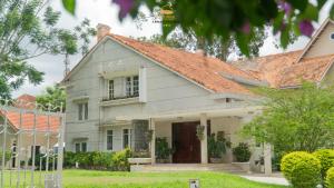 a white house with a red roof at Nice Dream Hotel in Da Lat