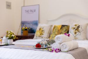 pokój hotelowy z 2 łóżkami z ręcznikami i kwiatami w obiekcie Palm Villa 7 w mieście Vung Tau