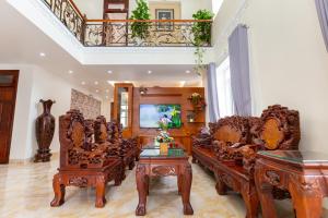 salon z kanapami i stołem w obiekcie Palm Villa 7 w mieście Vung Tau
