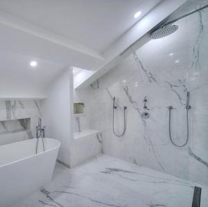 Kúpeľňa v ubytovaní Sumptuous renovated Penthouse - Gray d'Albion-Croi