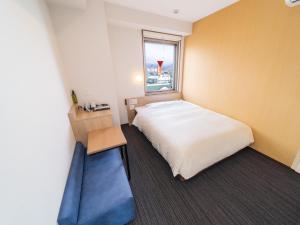 Un pat sau paturi într-o cameră la Super Hotel Yahaba Station East Exit