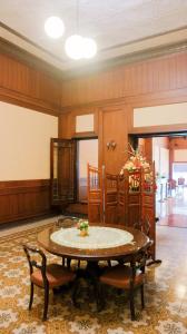 Hotel Candi Baru في Jomblang: غرفة مع طاولة وكراسي وغرفة طعام