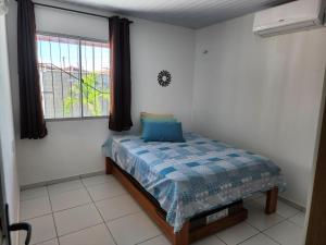 Linda casa no Alvorada II في بارنايبا: غرفة نوم صغيرة بها سرير ونافذة