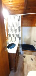 ein Badezimmer mit einem Waschbecken, einem WC und einer Badewanne in der Unterkunft Entre montañas in San Carlos de Bariloche