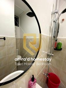 uma casa de banho com um chuveiro e um lavatório com um espelho. em Ar-Ra’d Homestay Semporna em Semporna