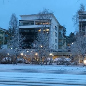 un edificio in una città con la neve sul terreno di Home next to the railway station a Rovaniemi