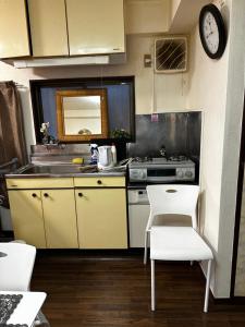 Кухня или мини-кухня в Convenient Apartment in Otsuka
