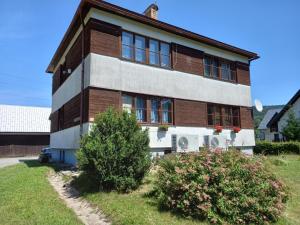 ein Haus mit weiß und braun in der Unterkunft Apartmán na Polesí in Deštné v Orlických horách