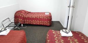 Łóżko lub łóżka w pokoju w obiekcie Brown Trout Motel