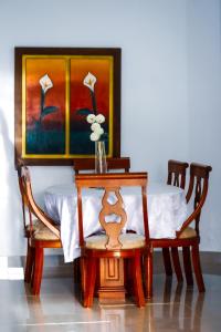 een tafel met twee stoelen en een tafel met een tafel sidx sidx sidx bij Casa a una cuadra del mar in Tolú