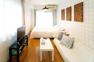 東京的住宿－Ueda Heights，小房间设有床和沙发