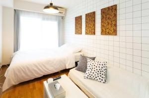 東京的住宿－Ueda Heights，一间小卧室,配有两张床和一张桌子