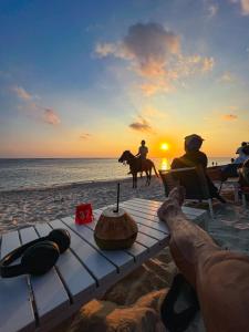 una persona montando un caballo en la playa al atardecer en Tropica Gili Total Body Fit, en Gili Trawangan