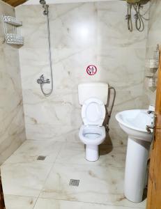 bagno con servizi igienici e lavandino di TONEDA Seaside Bungalows a Dhërmi