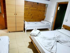 una camera con due letti e un armadio di TONEDA Seaside Bungalows a Dhërmi