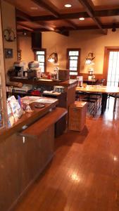 eine große Küche mit Arbeitsflächen und Tischen in einem Zimmer in der Unterkunft Bistare Kana in Niseko