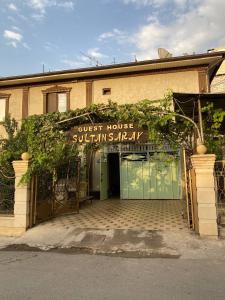 - un bâtiment avec une maison d'hôtes et une entrée dans l'établissement Sultan Sarai Osh, à Och