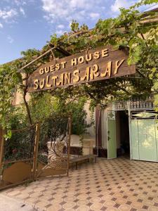 une maison d'hôtes avec un panneau indiquant la maison d'hôtes du sud-est dans l'établissement Sultan Sarai Osh, à Och