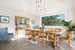 a dining room with a table and chairs at Lakes Edge in Daylesford +15 photos